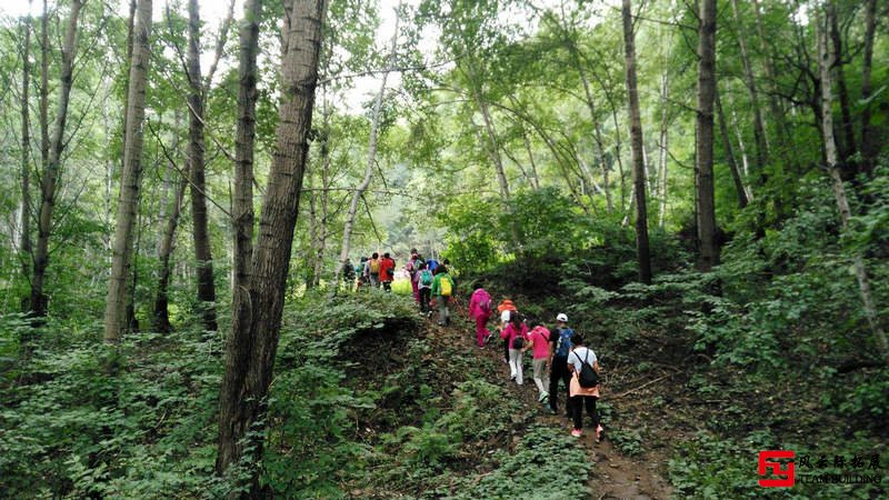 山林徒步穿越團建活動圖片