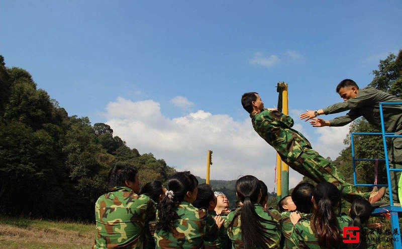 軍事拓展項(xiàng)目信任背摔