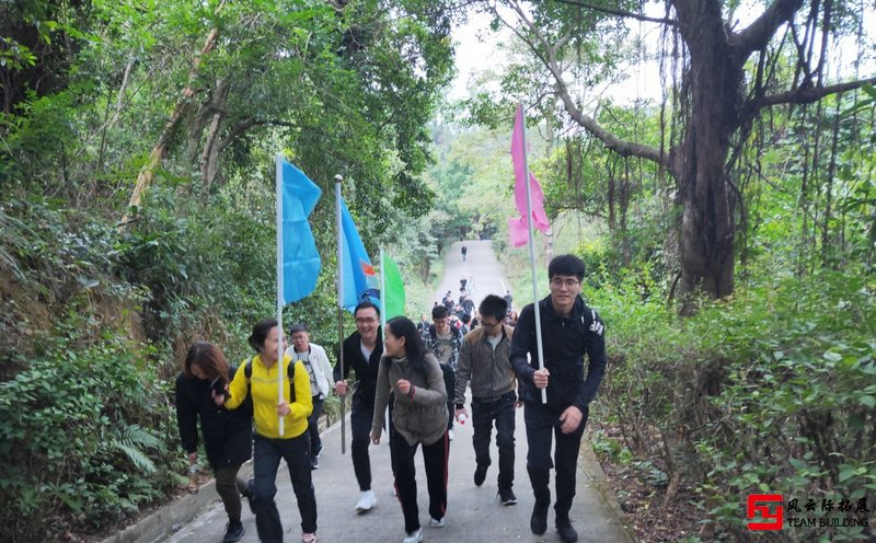 爬山團建活動